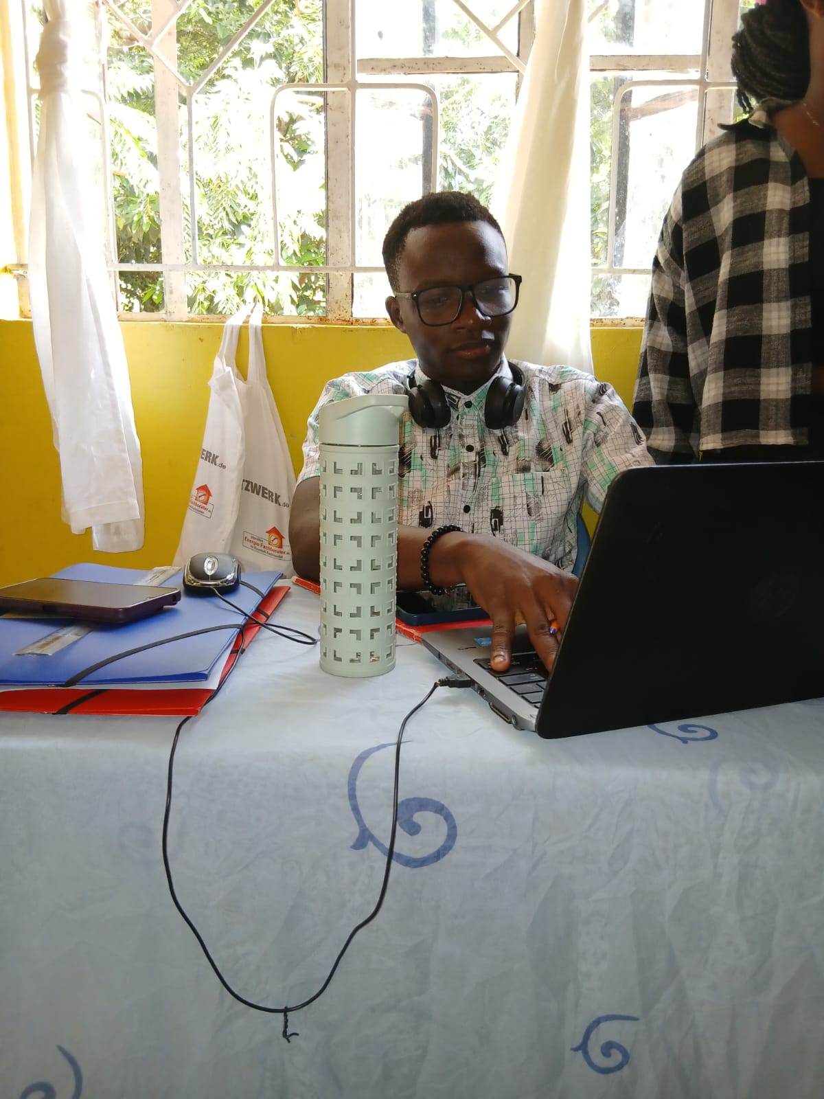 Obuola TV live streaming desk in action